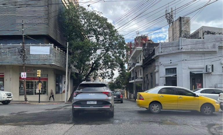 Esquina de Azara y Brasil, tres días después de ser recapada, ya estaba rota y llena de agua servida.