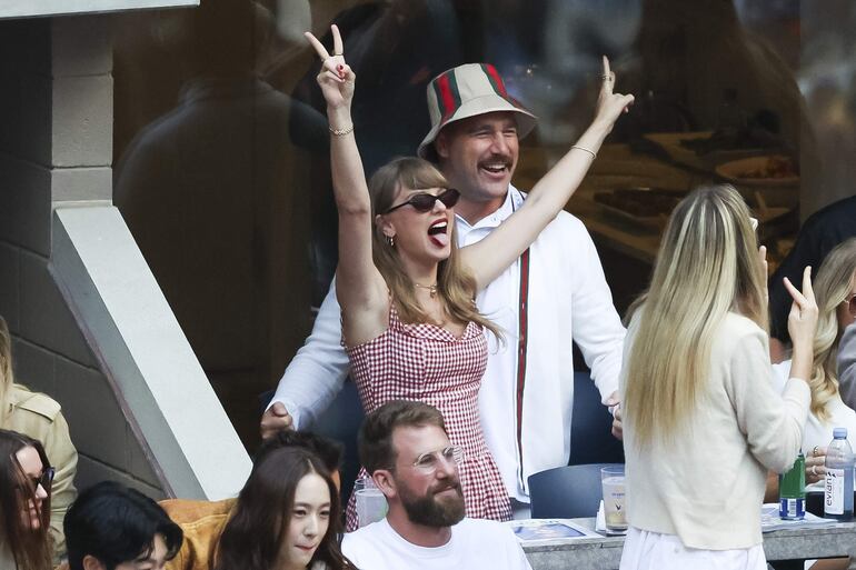 Taylor Swift y Travis Kelce disfrutaron al máximo de la final del US Open en el Centro Nacional de Tenis Billie Jean King de la USTA en Flushing Meadows, Nueva York. (EFE/EPA/BRIAN HIRSCHFELD)


