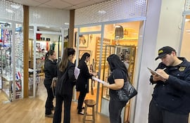 Funcionarios de la Fiscalía intervienen un local comercial dentro del Aeropuerto Silvio Pettirossi.