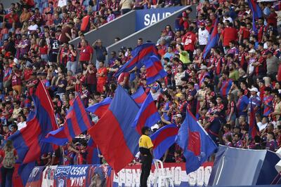 Los hinchas de Cerro Porteño en el partido frente a Olimpia por la fecha 17 del torneo Apertura 2025 del fútbol paraguayo en el estadio La Nueva Olla, en Asunción, Paraguay.