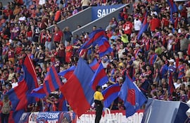 Los hinchas de Cerro Porteño en el partido frente a Olimpia por la fecha 17 del torneo Apertura 2025 del fútbol paraguayo en el estadio La Nueva Olla, en Asunción, Paraguay.
