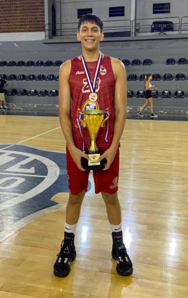 El escolta Víctor Vergara Delvalle, uno de los baluartes en el U19 del Félix Pérez campeón.