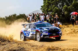 Fau Zaldívar y Marcelo der Ohannesian (Škoda Fabia RS Rally2), en la Etapa 1 de la siempre exigente prueba italiana, en el 2025.