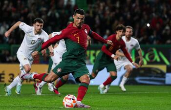 Cristiano Ronaldo marcó ayer dos goles, uno de penal y otro de tiro libre, en la victoria 4-0 de Portugal.