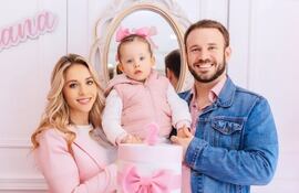 La cumpleañera Luciana con sus papis Edwin Storrer y Majo Acosta.