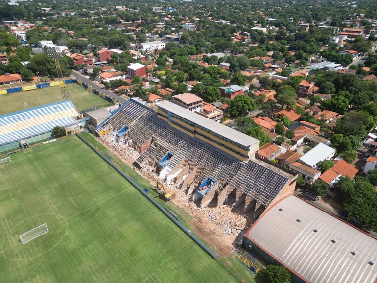 Tras la demolición del sector serán colocados los bloques de hormigón prefabricados sobre las columnas reforzadas.