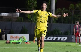 Hugo Sandoval, futbolista de Recoleta FC, celebra un gol en el partido frente a Atlético Tembetary por la Primera División de Paraguay en el estadio Martín Torres, en Asunción, Paraguay.