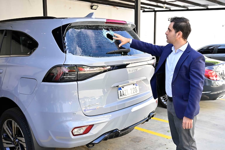 Los automóviles registraron daños en parabrisas, faros, luces, retrovisores y distintas partes de la carrocería.