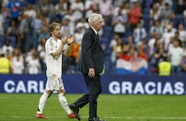 El entrenador Carlo Ancelotti (i) y el fútbolista Luka Modric, dos leyendas del Real Madrid, despedidos este sábado por la afición.
