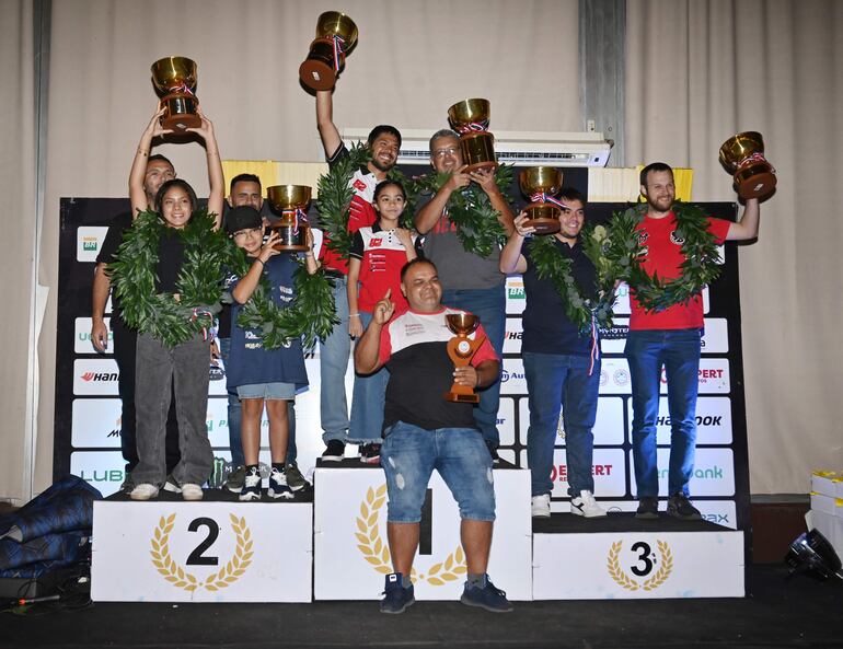 Podio de la F2 Pro, con Raúl Franco y César Alonso como los campeones del año.