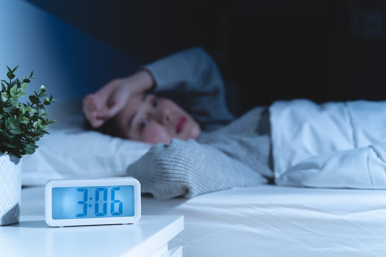 Una mujer no logra dormir.