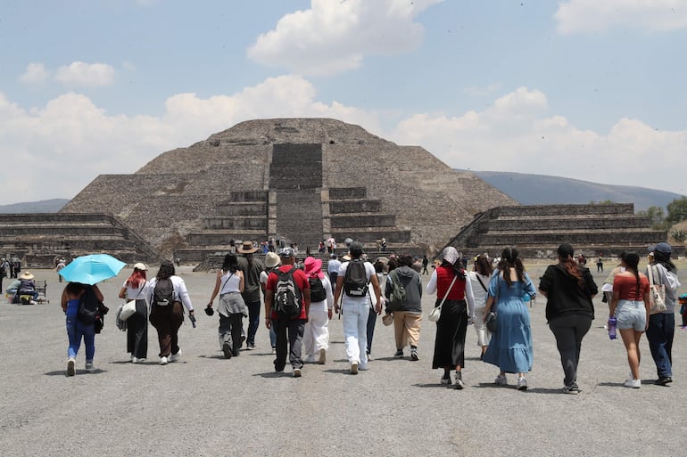 Turistas visitan la zona arqueológica de Teotihuacán este miércoles, tras su reapertura al público bajo un fuerte dispositivo de seguridad, luego de un tiroteo ocurrido el lunes que dejó muerta a una turista canadiense.