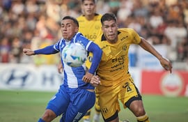 Sebastián Zaracho (d), futbolista de Guaraní, disputa el balón en un partido frente a Juventud de las Piedras por la ida de la Fase 2 de la Copa Libertadores 2026 en el estadio Parque Viera, en Montevideo, Uruguay.