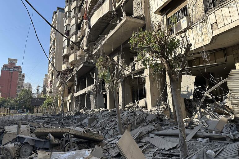 Escombros de edificios dañados por bombardeos israelíes en Beirut.