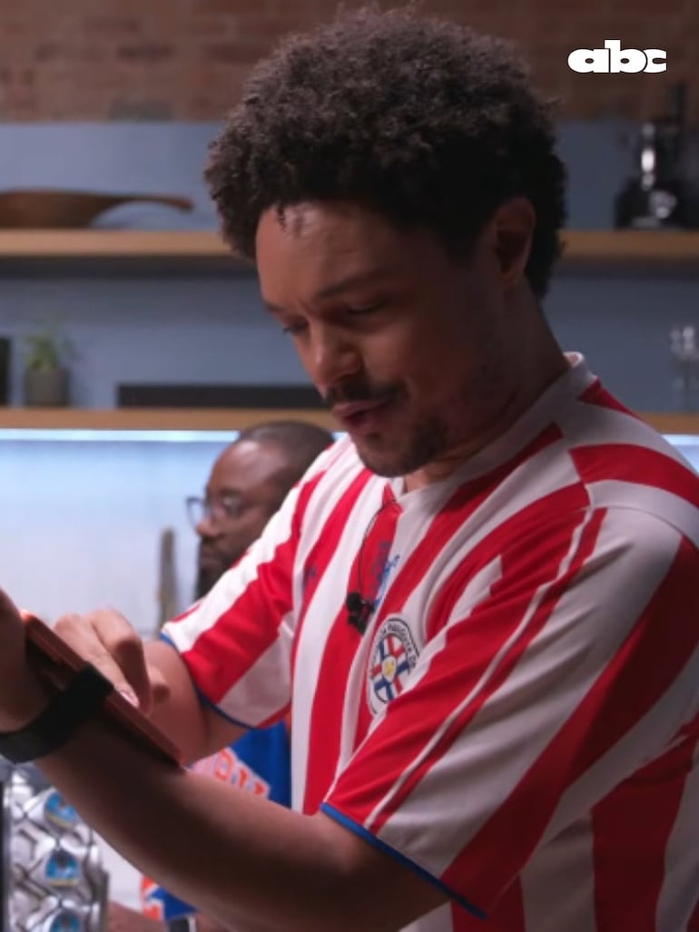 Trevor Noah sorprende con la camiseta de la Albirroja