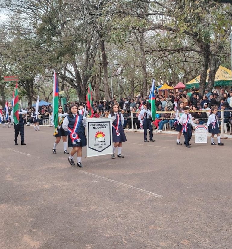 El festejo contó con una importante concurrencia de vecinos y visitantes, que acompañaron con entusiasmo cada momento de la celebración.