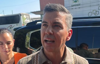 Santiago Peña, Presidente de la República, hoy durante la verificación de obras en el Colegio Nacional de la Capital.