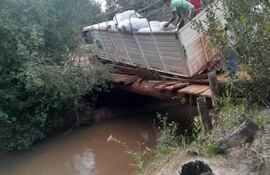 El camión que quedó varado tras ceder una parte del puente que une varias compañías de San Joaquín.