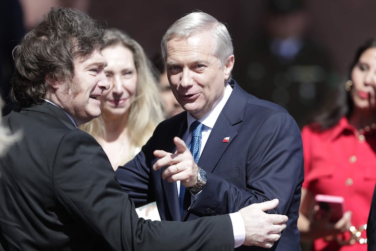 El presidente de Argentina, Javier Milei (i), saluda al nuevo mandatario chileno, el ultraderechista José Antonio Kast (d).