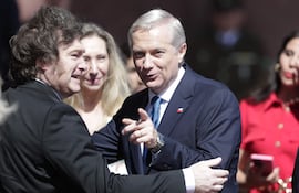 El presidente de Argentina, Javier Milei (i), saluda al nuevo mandatario chileno, José Antonio Kast (d), en Valparaíso (Chile).