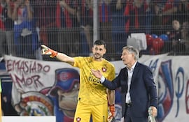Intercambio de conceptos entre el portero de Cerro Porteño Alexis Martín Arias y su entrenador, Ariel Holan, en el triunfo azulgrana sobre Sporting Cristal.