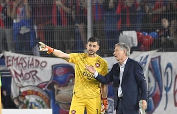 Intercambio de conceptos entre el portero de Cerro Porteño Alexis Martín Arias y su entrenador, Ariel Holan, en el triunfo azulgrana sobre Sporting Cristal.