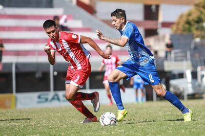 Carlos Ortiz encara la marca del defensor albirrojo Josué Morínigo. (Foto: APF)