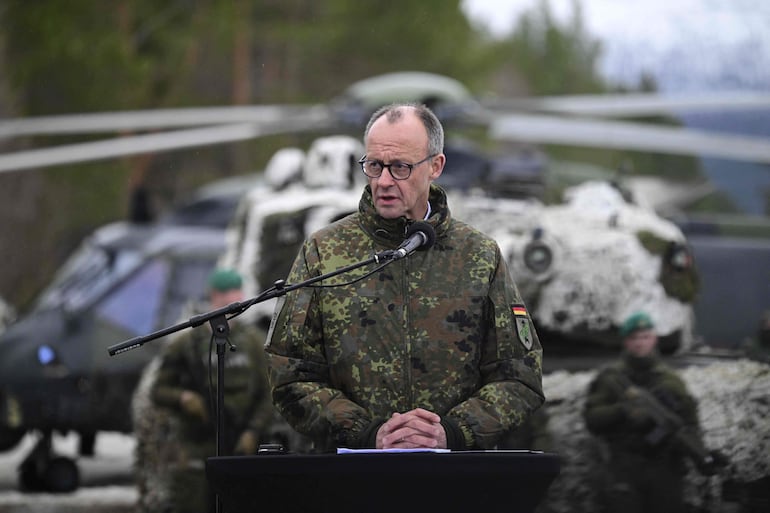 Friedrich Merz, canciller de Alemania, durante una visita de la base Bardufoss en Noruega.