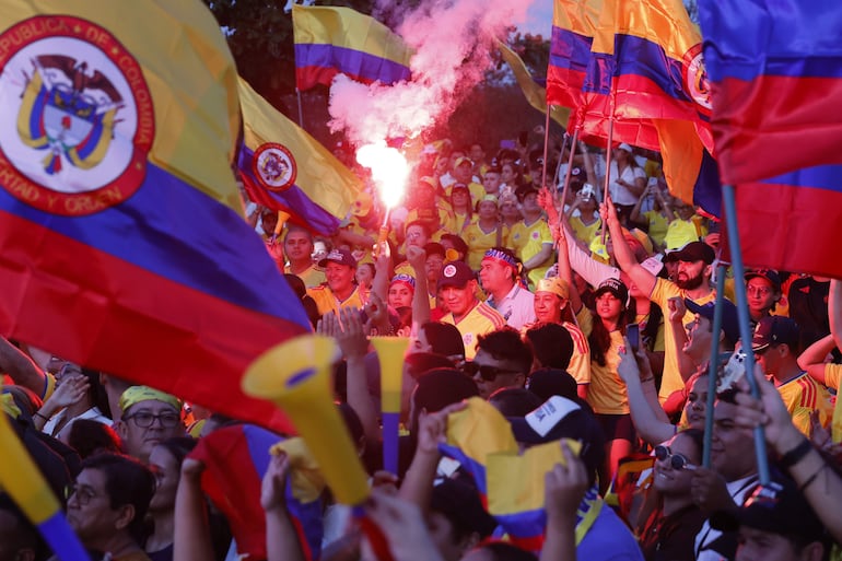 Simpatizantes del candidato a la Presidencia de Colombia Abelardo de la Espriella celebran, luego de conocer el conteo preliminar que le da la victoria en la segunda vuelta, en Barranquilla (Colombia).