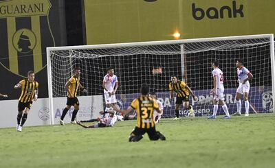 Danilo Santacruz (i), futbolista de Guaraní, celebra un gol en el partido contra Cerro Porteño por el torneo Apertura 2024 del fútbol paraguayo en el estadio Rogelio Silvino Livieres, en Asunción.