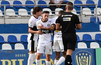 El delantero de Olimpia, Carlos Sebastián Ferreira celebra una de sus dos anotaciones acompañado por Adrián Alcaraz y Lucas Morales.