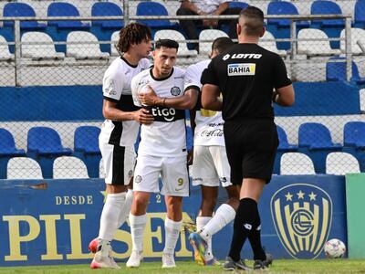 El delantero de Olimpia, Carlos Sebastián Ferreira celebra una de sus dos anotaciones acompañado por Adrián Alcaraz y Lucas Morales. 