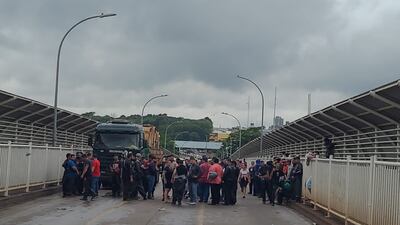 Los paseros bloqueron por varios minutos e paso internacional.