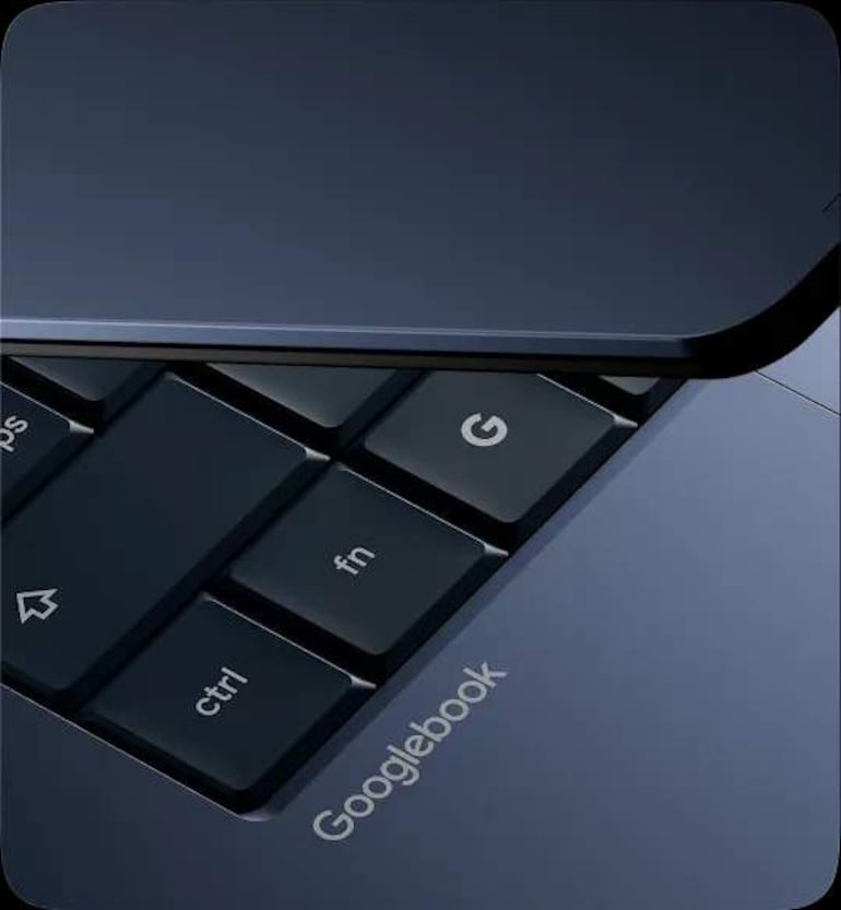Close-up de un teclado Googlebook en tonos oscuros, sin interacción humana, mostrando sus teclas y superficie.