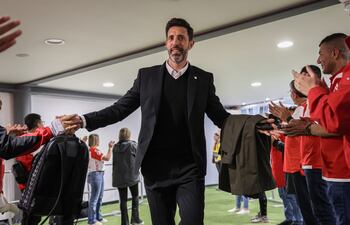 El uruguayo Jorge Bava, se despidió ayer de Independiente Santa Fe de Colombia y en las próximas horas será anunciado como nuevo entrenador de Cerro Porteño.