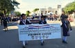 Alumnos de la Escuela N.° 77 “Prof. Encarnación Alum de Vivé” portaron una pancarta con el mensaje: “Nada es más valioso que la independencia y la libertad”.