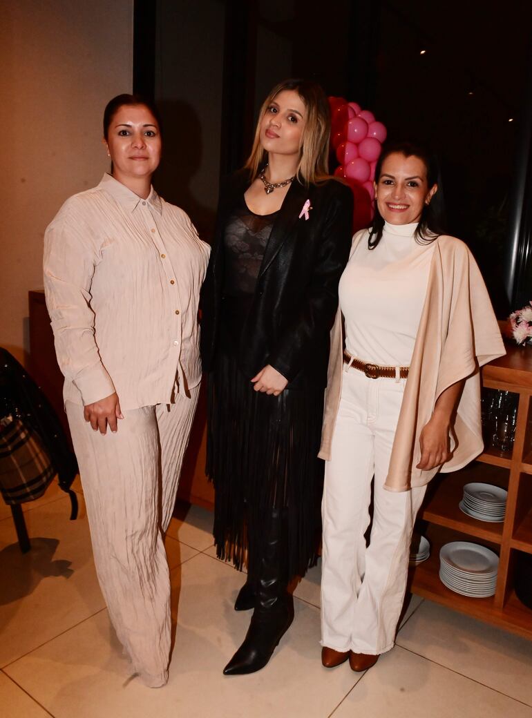 Bettina Ortiz, Belén Guerra y Mariela Núñez.