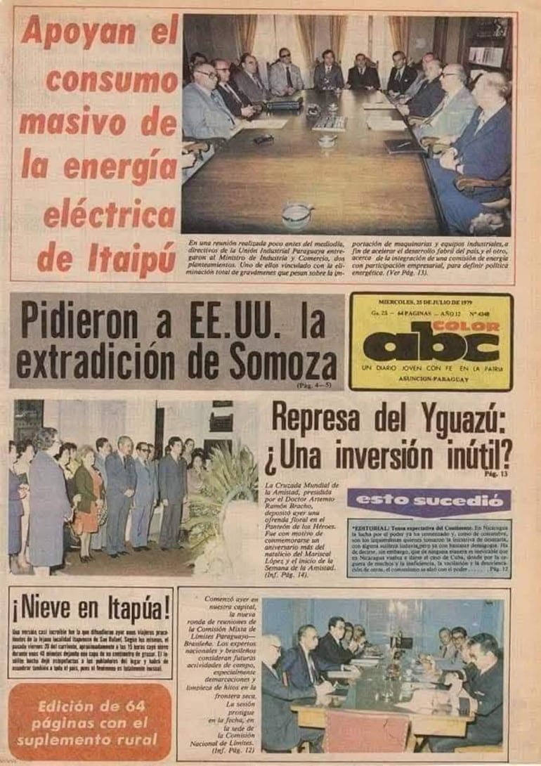 Hombres en traje formal en reunión sobre energía eléctrica, algunos observan con atención, en ambiente de oficina.