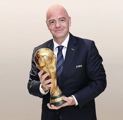 El suizoitaliano, Giovanni Vincenzo Infantino (56 años), sosteniendo la Copa del Mundo.