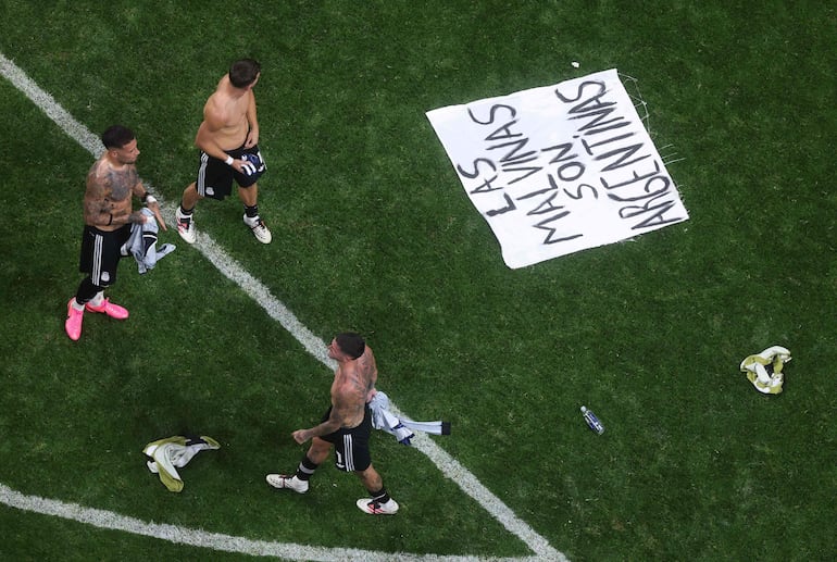 La pancarta hace referencia al Territorio Británico de Ultramar de las Islas Malvinas (Falkland Islands), ubicado frente a la costa de Argentina. Argentina disputa la soberanía británica sobre las islas y se refiere a ellas como Las Malvinas.
