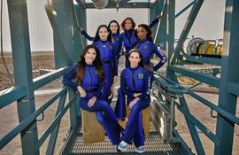 Lauren Sánchez, Amanda Nguyen, Katy Perry, Gale King, Aisha Bowe y Kerianne Flynn posando con sus trajes espaciales.