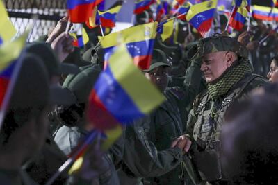 Fotografía cedida por el Ministerio de Interior, Justicia y Paz de Venezuela del ministro del interior, Diosdado Cabello (d), durante una actividad este viernes.
