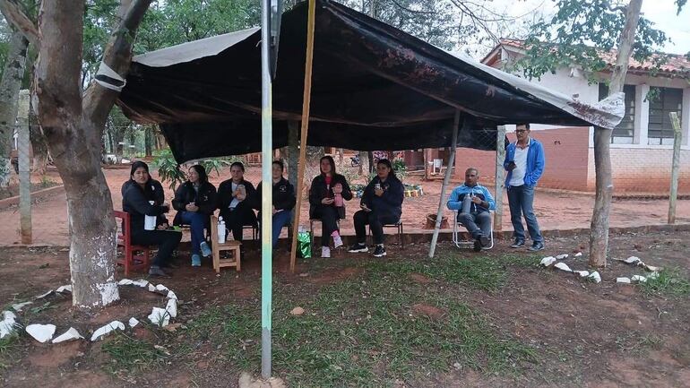 Familias en la toma de la escuela de Arroyito, exigiendo su inclusión en el programa Hambre Cero.