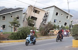 Vista de varios edificios dañados por los terremotos en la localidad de Catia La Mar, en el estado costero de La Guaira (Venezuela) este jueves.