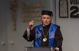 Joan Manuel Serrat recibió un doctorado Honoris Causa de la Universidad Autónoma de Nuevo León, en Monterrey (México).