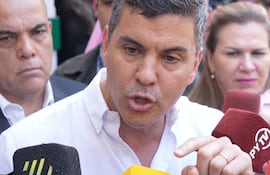 Santiago Peña, notoriamente molesto con la prensa, señala con el dedo a un cronista de ABC Color, quien le hizo una consulta sobre sus vínculos con ueno bank.
