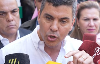 Santiago Peña, notoriamente molesto con la prensa, señala con el dedo a un cronista de ABC Color, quien le hizo una consulta sobre sus vínculos con ueno bank.