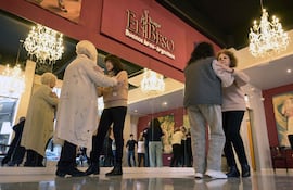 Mujeres que padecen la enfermedad de párkinson bailan durante una sesión de tango terapia en Buenos Aires, el 26 de agosto de 2025.