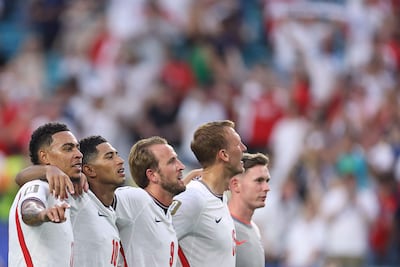 El centrocampista de Inglaterra Morgan Rogers, el centrocampista #10 Jude Bellingham, el delantero #09 Harry Kane, el defensa Dan Burn y el guardameta Dean Henderson celebran tras ganar el partido de cuartos de final del torneo de fútbol de la Copa Mundial 2026 entre Noruega e Inglaterra en el Miami Stadium en Miami Gardens.