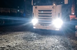 Ruido y maniobras de camiones de gran porte a la madrugada desesperan a familias de Laurelty.